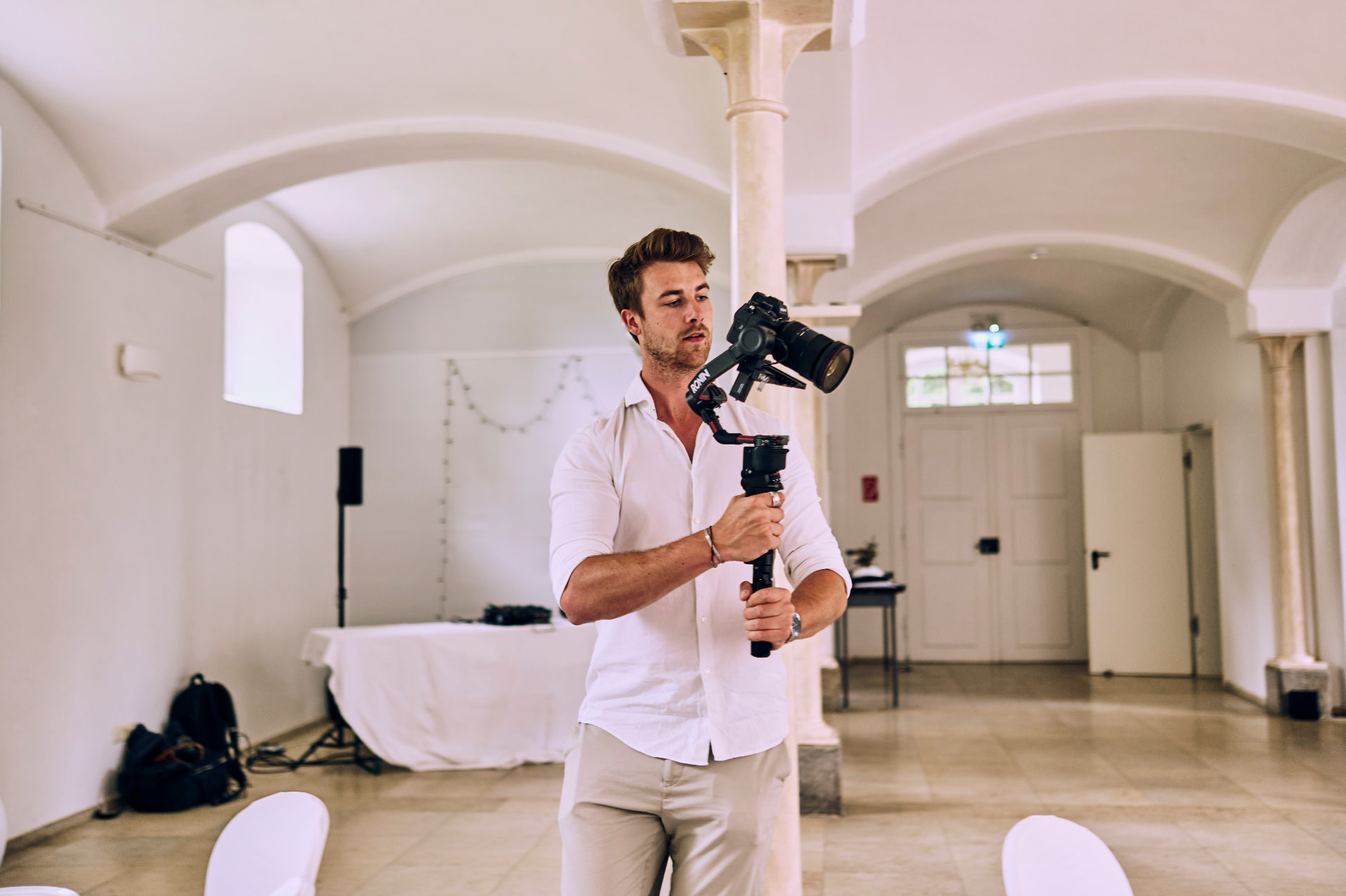 Felix Reverchon bei der Arbeit mit Gimbal und Kamera